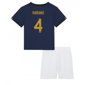Frankrig Raphael Varane #4 Hjemmebanesæt Børn VM 2022 Kort ærmer (+ korte bukser)